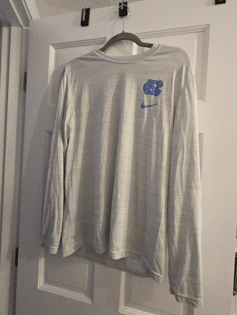 NWOT University Of North Carolina Nike Lt. Gray Performance L/S T-Shirt Men's M